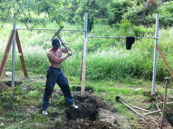 Martin beim Fundamente graben - Park Workout Area